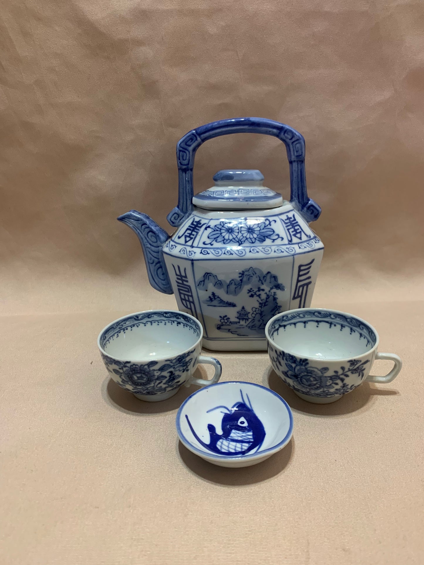 Chinese Tea Pot with 2 cups and mini Plate