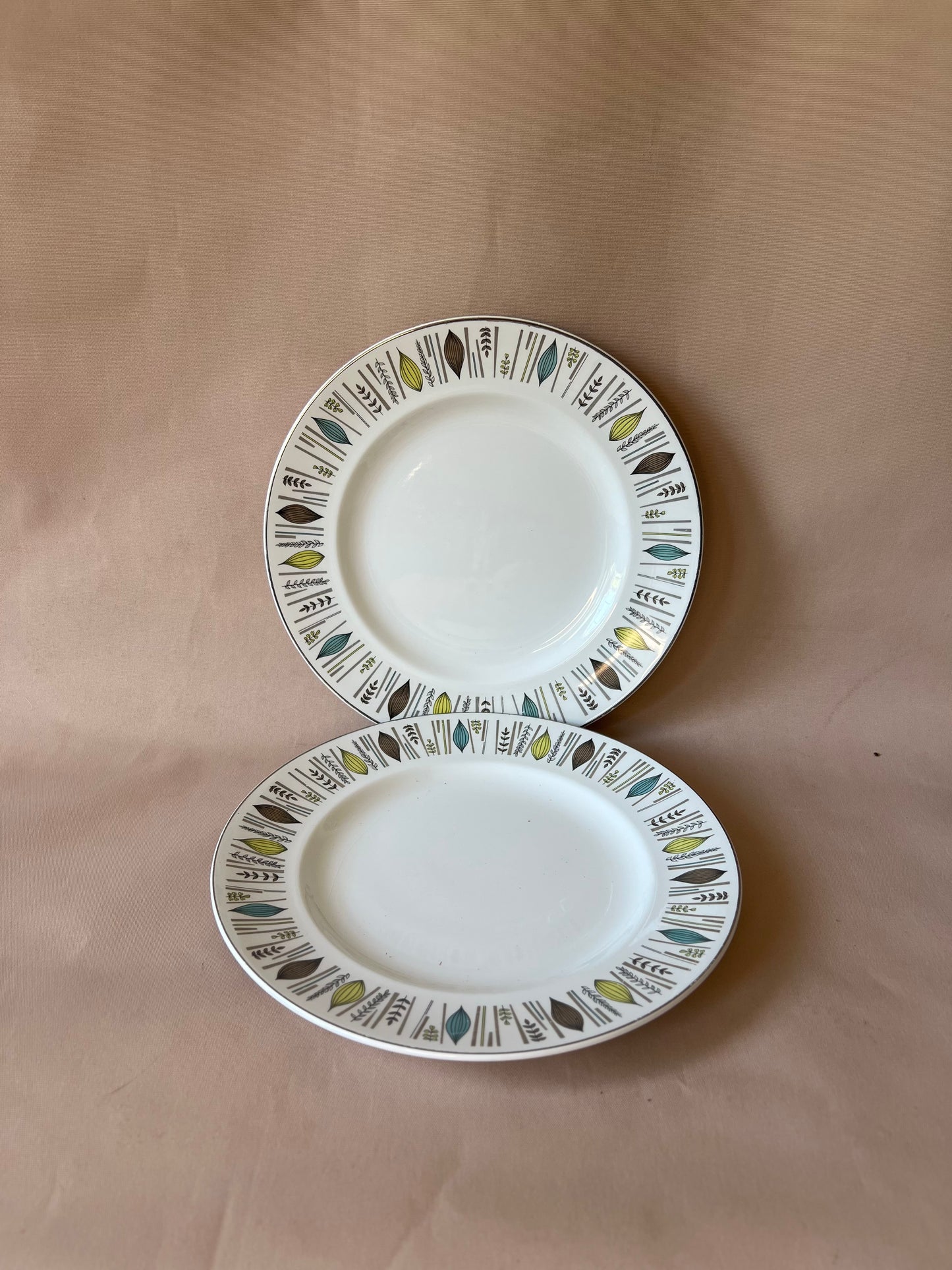 Alfred Meakin Glo White Corinth Fish Plates 22.5cm