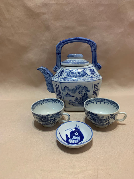 Chinese Tea Pot with 2 cups and mini Plate