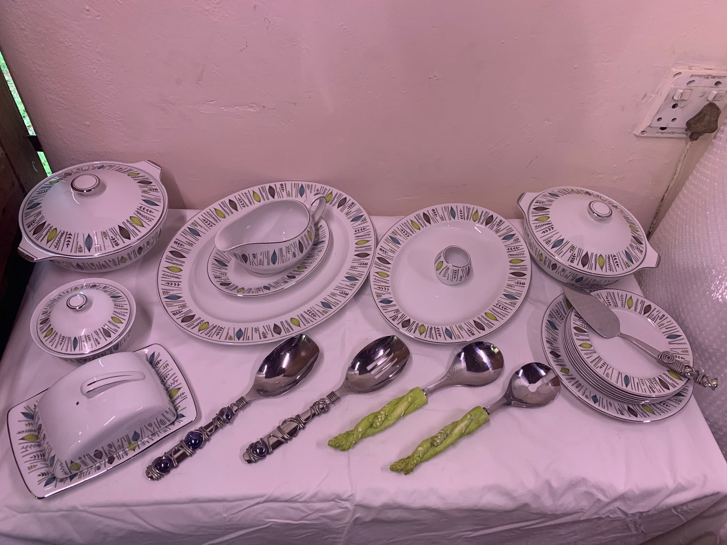 20pc ALFRED MEAKIN SERVING SET WITH STAINLESS STEEL SPOONS