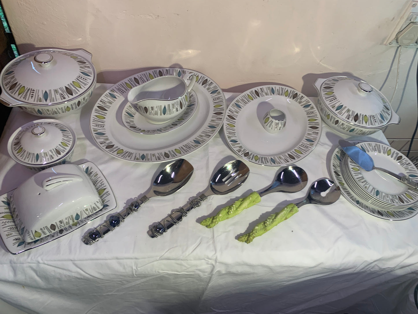 20pc ALFRED MEAKIN SERVING SET WITH STAINLESS STEEL SPOONS